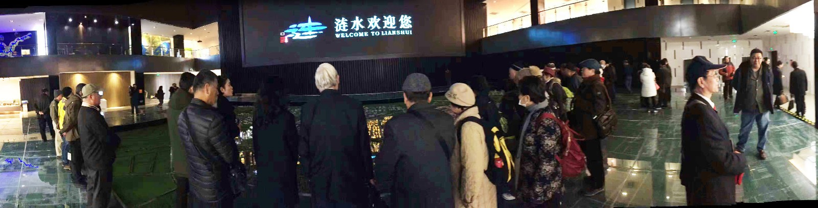 8 漣水規(guī)劃館人頭涌動(dòng)，外來客商來館參觀考察.jpg